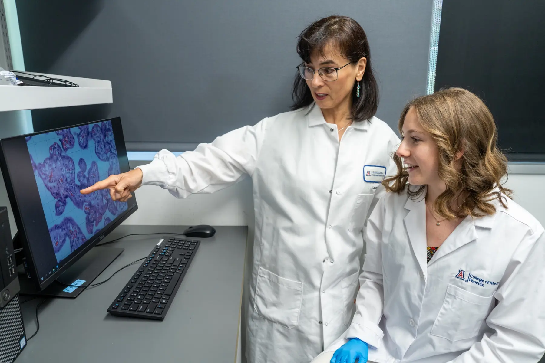 A Flinn intern and mentor discussing microscopy images